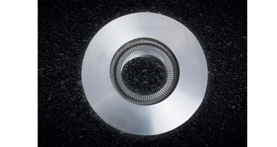 im freien Teilehandel ist jetzt eine Bremsscheibe mit integriertem Polrad für MAN TGL Modelle
verfügbar. Bei der von PE entwickelten Lösung entfällt bei einem Wechsel der Bremsscheibe der
zusätzliche Einbau des ABS Polrads, da das PE-Ersatzteil alle drei Komponenten einbaufertig vereint.