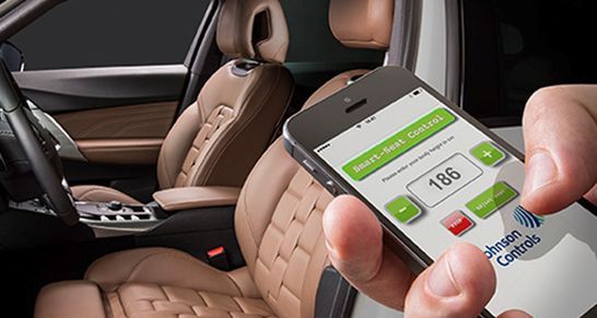 Grundlage von Smart Seat Control ist ein Algorithmus, der anhand der Körpergröße eine ergonomisch korrekte und sichere Sitzposition errechnet. Für eine 1,86 Meter große Person wird der Sitz nach hinten unten gefahren und die Kopfstütze weiter oben eingestellt – zudem wird die Beinauflage der Sitztiefenverstellung ausgefahren.