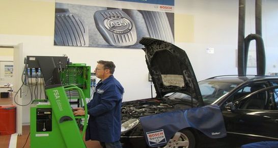 Bosch unterstützt seine Partner bei Bosch Car Service und AutoCrew mit einer neuen Ausbildungsreihe zum Bosch-Diagnosetechniker.