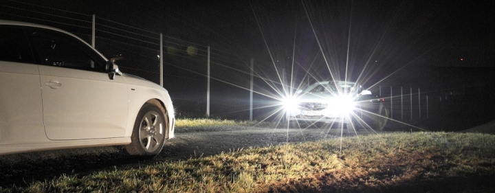 adac-gute-sicht-bringt-sicherheit-ev-technik-led-scheinwerfer-fernlicht-2311-1.jpg