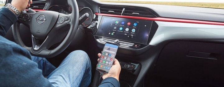 adac-infotainment-mietwagen-carshairing-loschroutine-smartphone.jpg