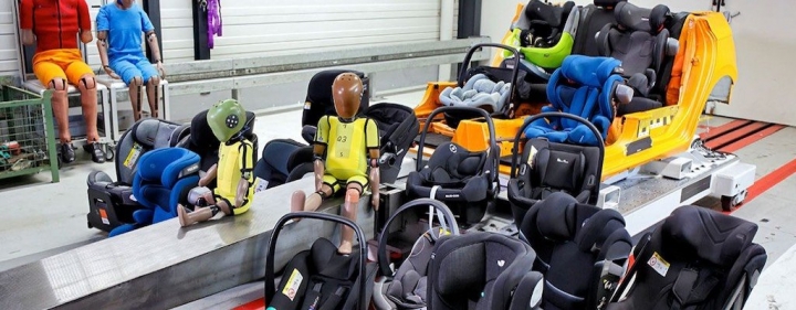 adac-kindersitz-test-unfallrisiko-crashtest-dummies.jpg