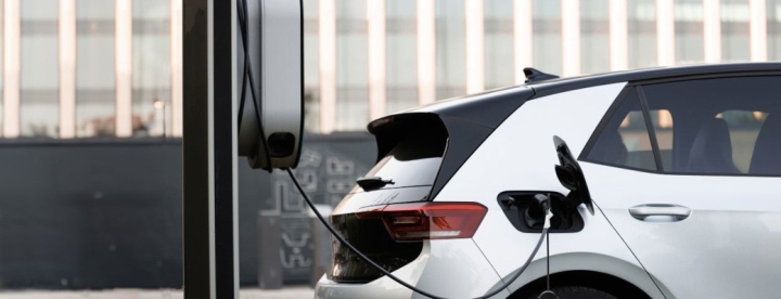 adac-klimaneutrale-mobilitat-bis-2045-elektromobilitat-wichtiger-hebel-e-auto-laden-2509-retro-classics-bavaria-2025-1256-571-home-1.jpg