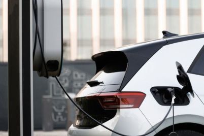 adac-klimaneutrale-mobilitat-bis-2045-elektromobilitat-wichtiger-hebel-e-auto-laden-2509-retro-classics-bavaria-2025-1256-571-home-1.jpg