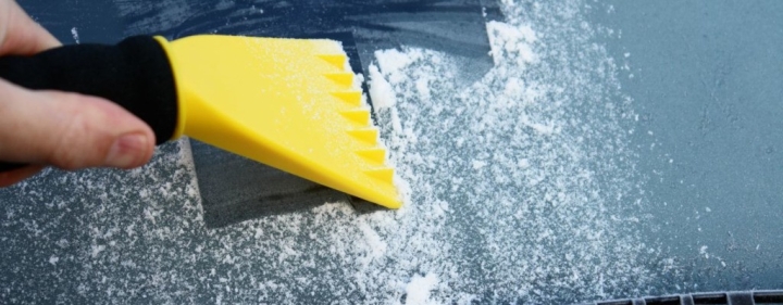 adac-tipps-so-wird-das-auto-fit-fur-den-winter-eiskratzer-adobe-stock-flukas-home-1.jpg