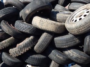 Altreifen legal loswerden: nur an zertifizierte Entsorger abgeben