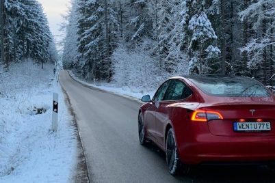 atu-winter-schnee-elektroauto-tesla.jpg
