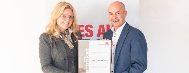 birner-erneut-als-leitbetrieb-ausgezeichnet-leitbetriebe-zertifikatsuebergabe-monicarinterbacher-franzlettner-2-small-1.jpg