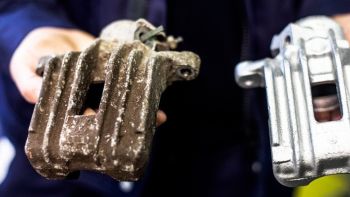 borg-automotive-reman-erhalt-den-deutschen-nachhaltigkeitspreis-2025-brake-caliper-before-and-after-remanufacturing-borg-automotive-reman-1.jpg