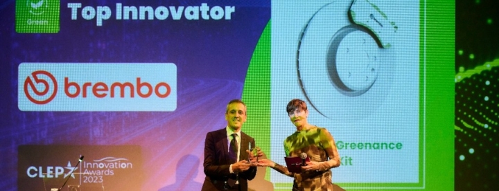 brembo-wurde-von-clepa-fur-das-brembo-beyond-greenance-kit-als-top-innovator-in-der-green-category-ausgezeichnet-roberto-caravati-receiving-the-clepa-award-2023-1.jpg