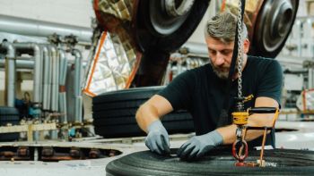 continental-bewegung-im-runderneuerungswerk-continental-optimiert-reifenproduktion-mit-autonomen-robotern-pp-amr1-1.jpg