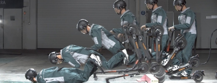 dekra-hohes-verletzungsrisiko-beim-sturz-vom-e-scooter-e-scooter-crash-helmet-1.jpg