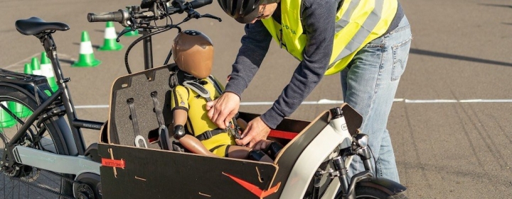 dekra-verkehrssicherheit-dummy-lastenfahrrad-sicherheitsgurt.jpg