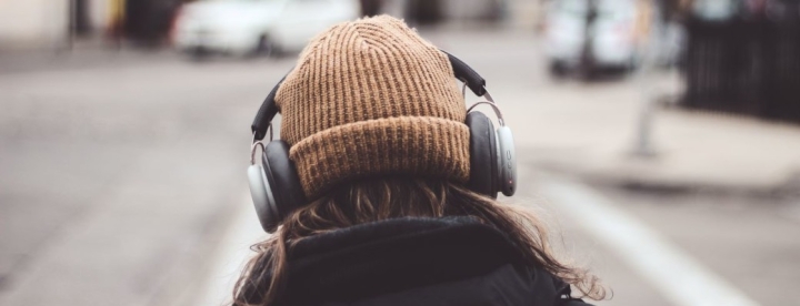 gtu-vorsicht-vor-kopfhorern-im-strassenverkehr-mark-rohan-unsplash-1.jpg