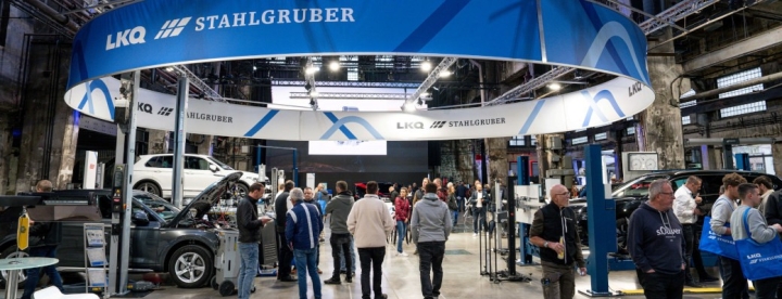 lkq-stahlgruber-innovationen-und-trends-auf-einer-flache-lkq-stahlgruber-meets-motorworld-metzingen-motorworld-metzingen-bild-1-1.jpg